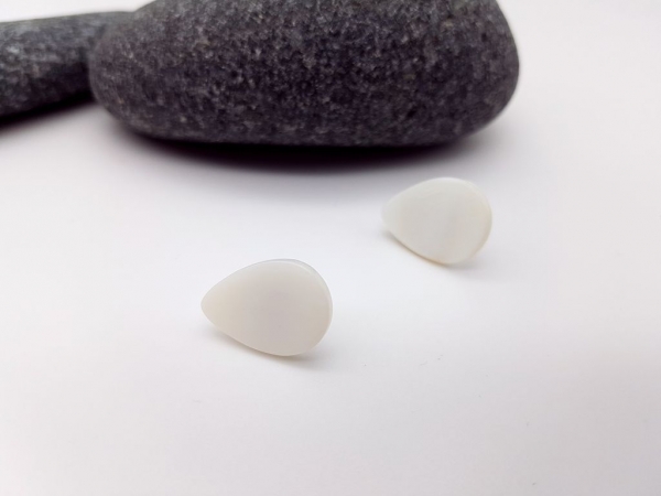 Muschel Tropfenform Ohrstecker weiß